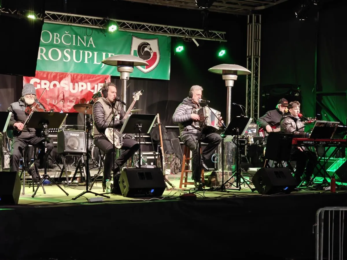 Ob dnevu samostojnosti in enotnosti je zazvenela domoljubna pesem, zbrane je nagovoril župan dr. Peter Verlič