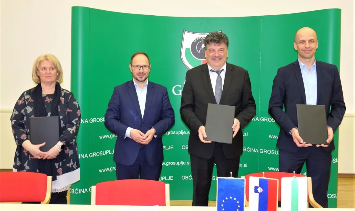 Ob obisku ministra za infrastrukturo Jerneja Vrtovca podpis pogodbe z izvajalcem za ureditev cest in kolesarskih poti v Grosupljem