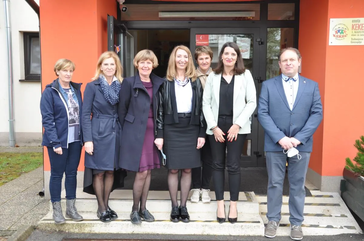 Obisk ministrice dr. Simone Kustec v Osnovni šoli Louisa Adamiča Grosuplje in v VVZ Kekec Grosuplje