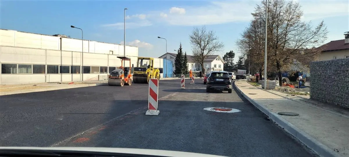 Obnovljen odsek ceste od novega krožišča pri Bambiču do železniške proge, dela se nadaljujejo proti Velikemu Mlačevemu
