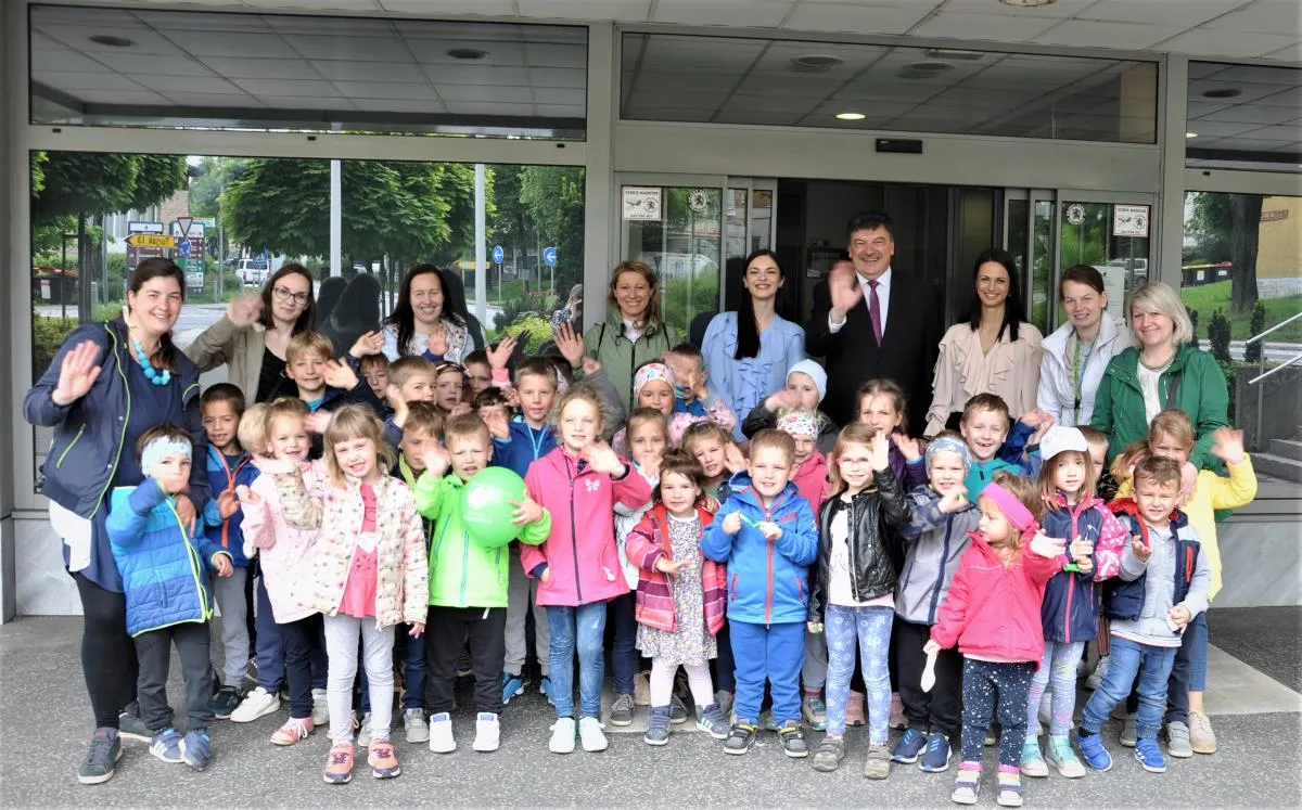 Otroci iz vrtca Zvonček iz Žalne obiskali občinsko hišo