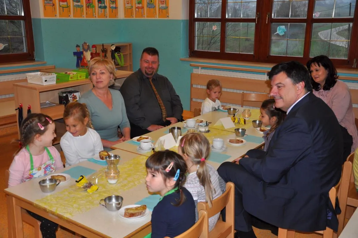 Otrokom v vrtcu Jurček so se na tradicionalnem slovenskem zajtrku pridružili župan dr. Peter Verlič, direktor občinske uprave mag. Dušan Hočevar in evropska poslanka Romana Tomc