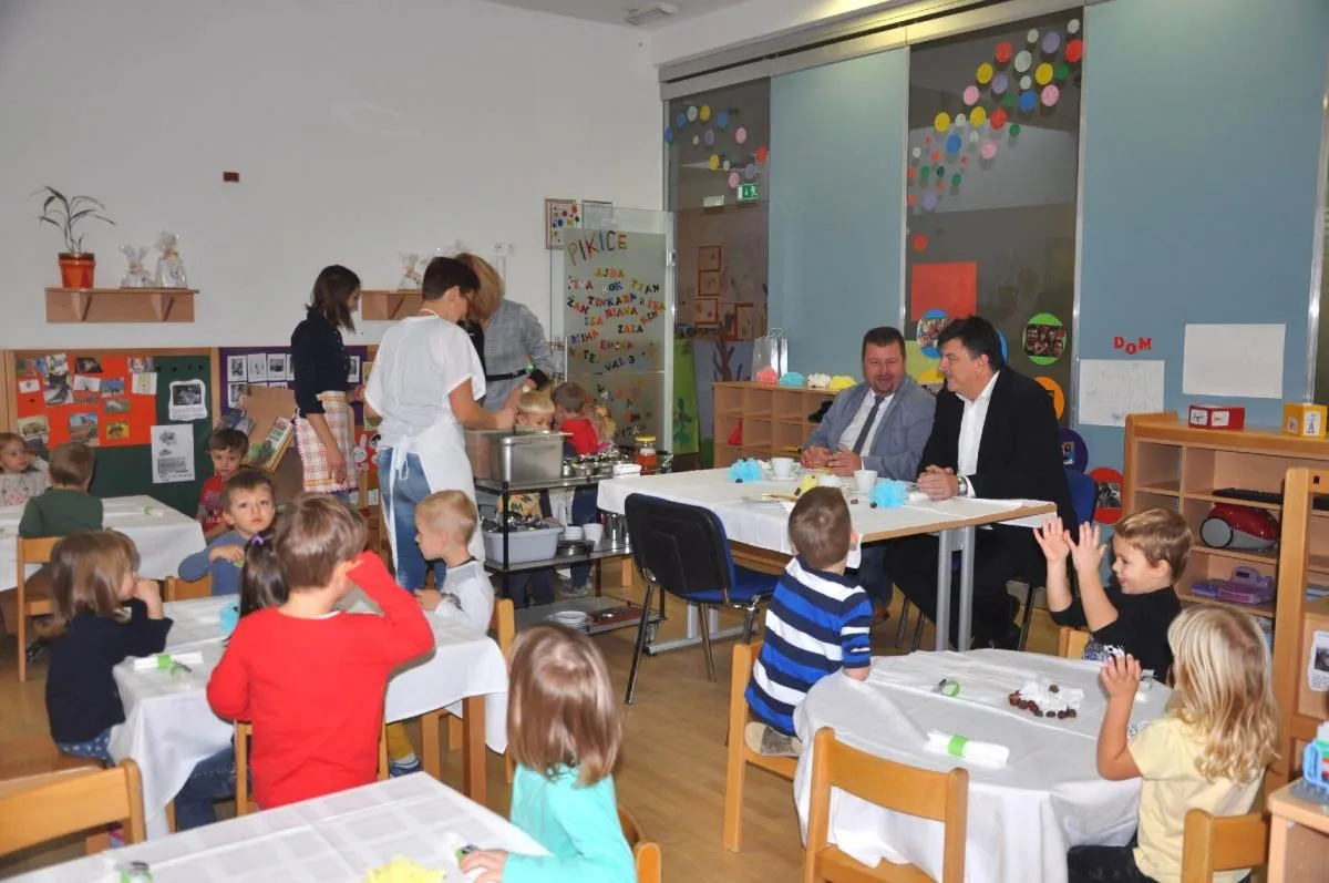 Otrokom v vrtcu Pastirček sta se na tradicionalnem slovenskem zajtrku pridružila župan dr. Peter Verlič in direktor občinske uprave mag. Dušan Hočevar