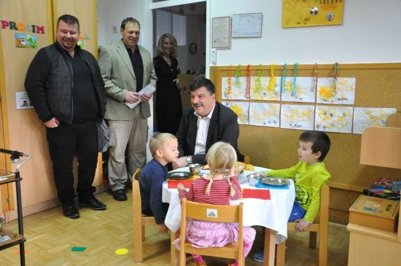 Otrokom v vrtcu Pika so se na tradicionalnem slovenskem zajtrku pridružili župan dr. Peter Verlič, direktor občinske uprave mag. Dušan Hočevar in predsednik KS Šmarje – Sap Janez Pintar