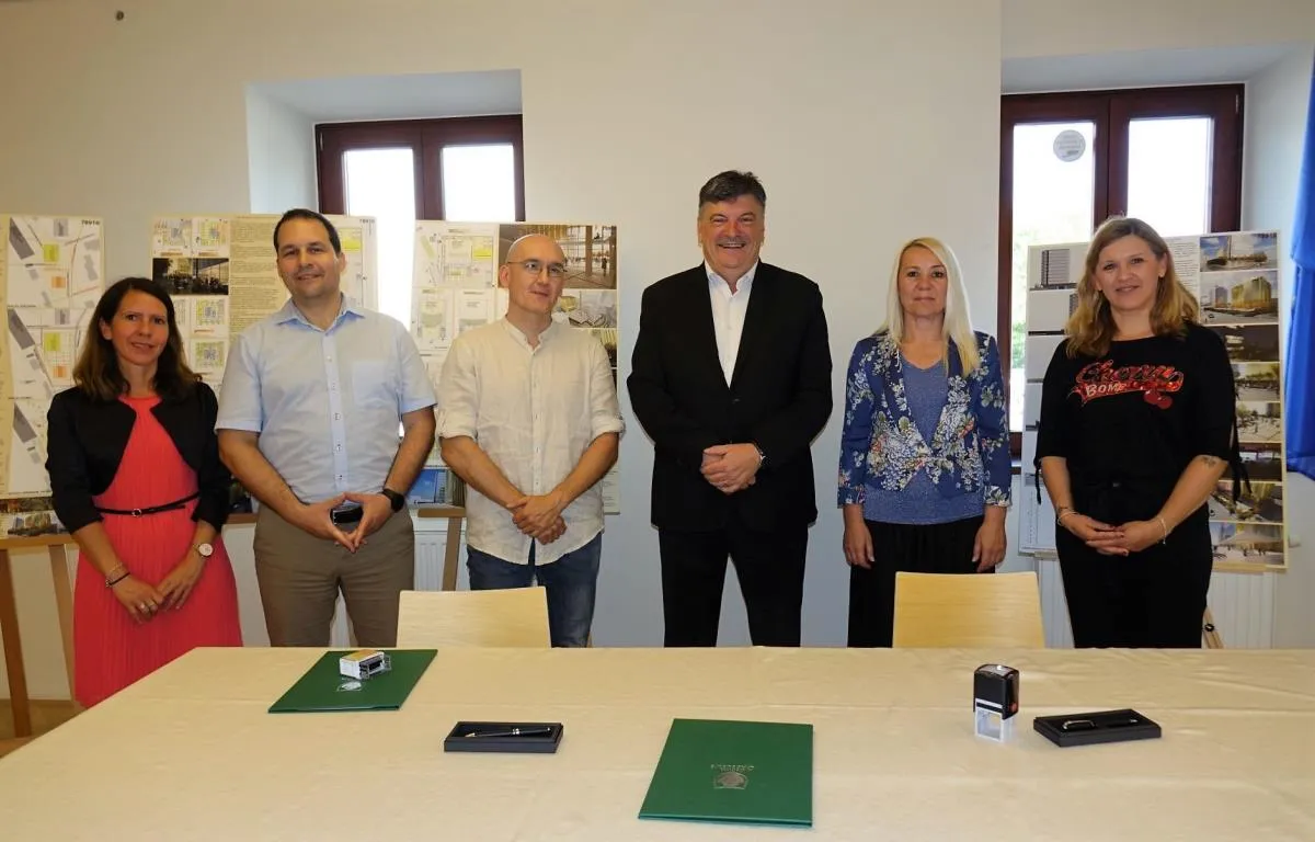 Podpis pogodbe o izdelavi projektne dokumentacije za ureditev centra Grosuplja s kulturnim domom, glasbeno šolo in upravno poslovnim objektom