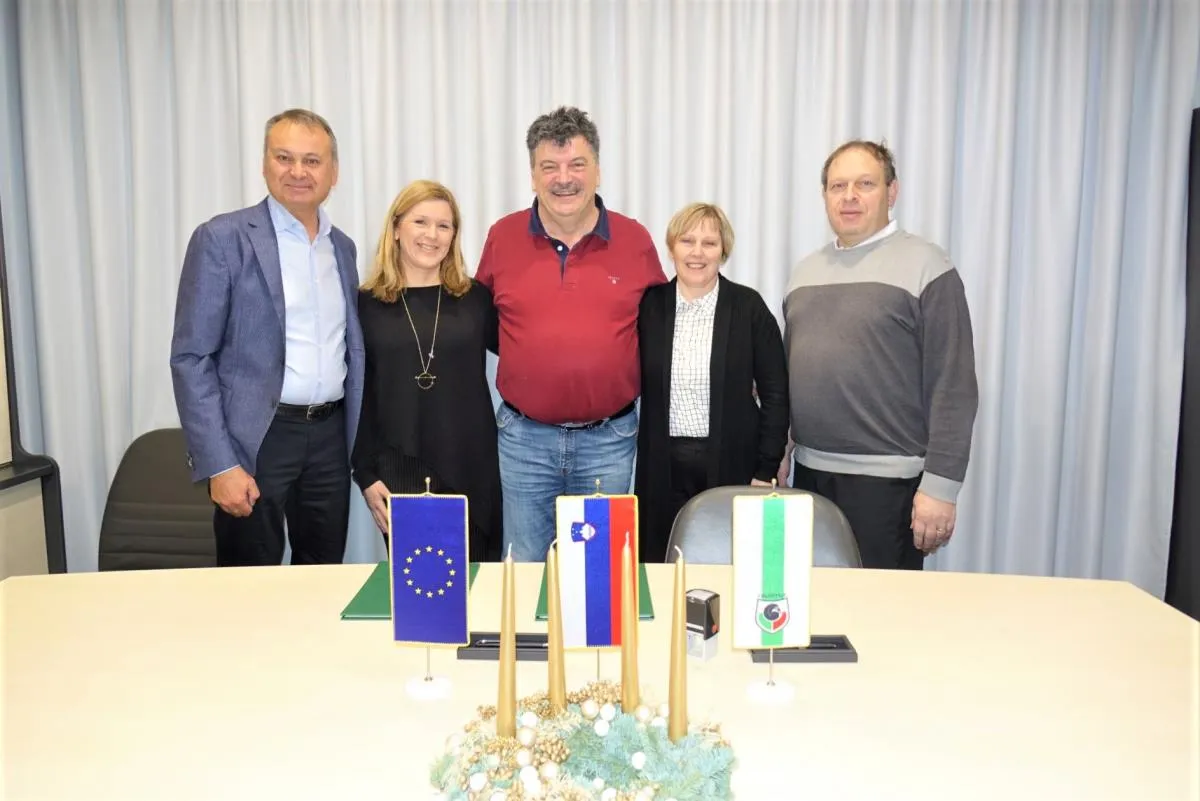 Podpis pogodbe z izvajalcem za izgradnjo športnega igrišča na Veliki Ilovi Gori