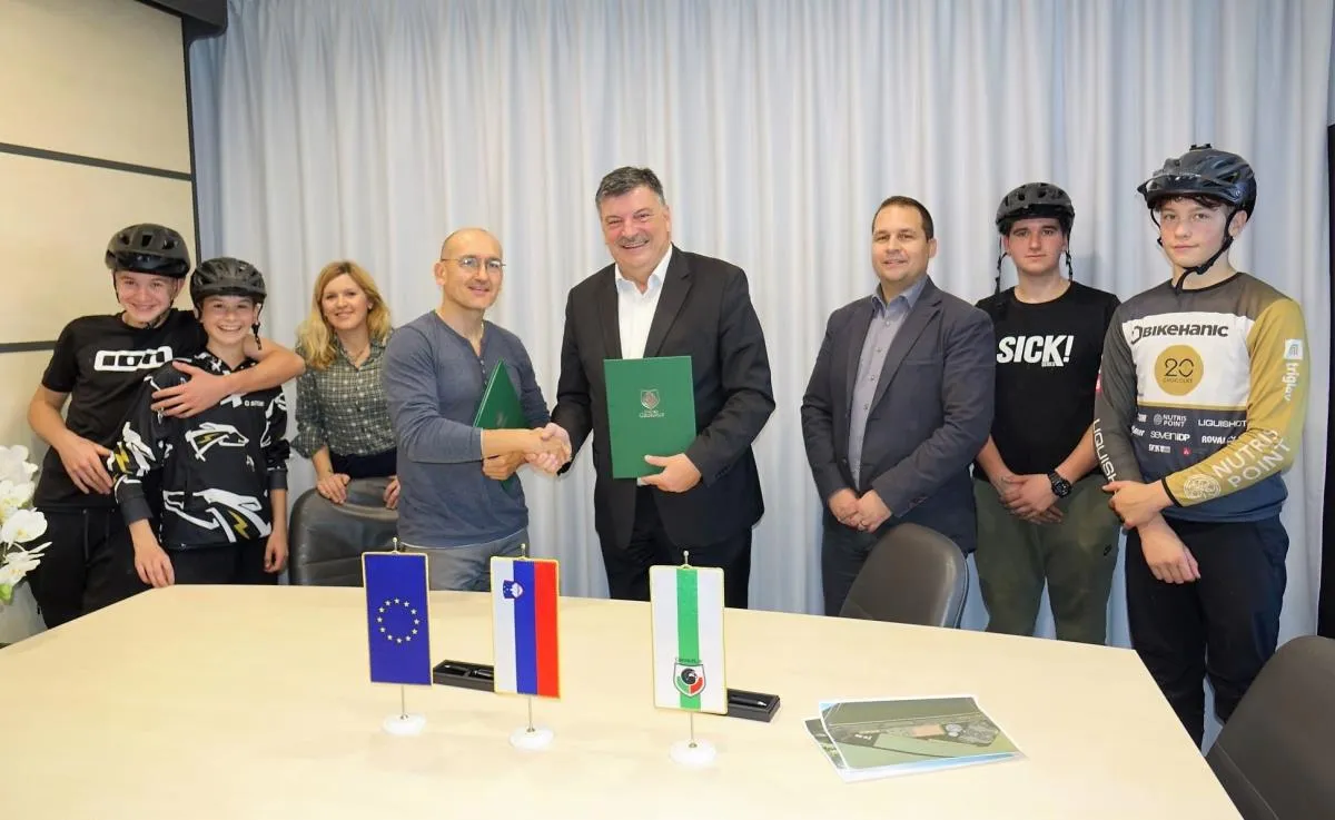 Podpis pogodbe za izdelavo projektne dokumentacije za izgradnjo prvih ureditev v novem Športnem parku Grosuplje