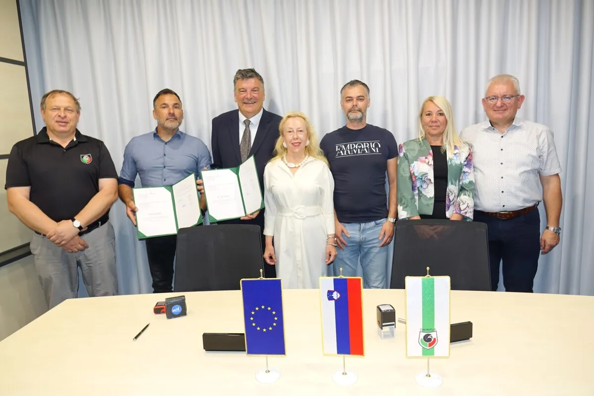 Podpis pogodbe za izgradnjo nadzidave in ureditev prostorov Satelitskega urgentnega centra v Zdravstvenem domu Grosuplje