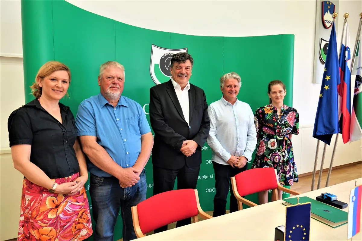 PODPIS POGODBE ZA IZGRADNJO VEČNAMENSKEGA IGRIŠČA V VELIKI STARI VASI