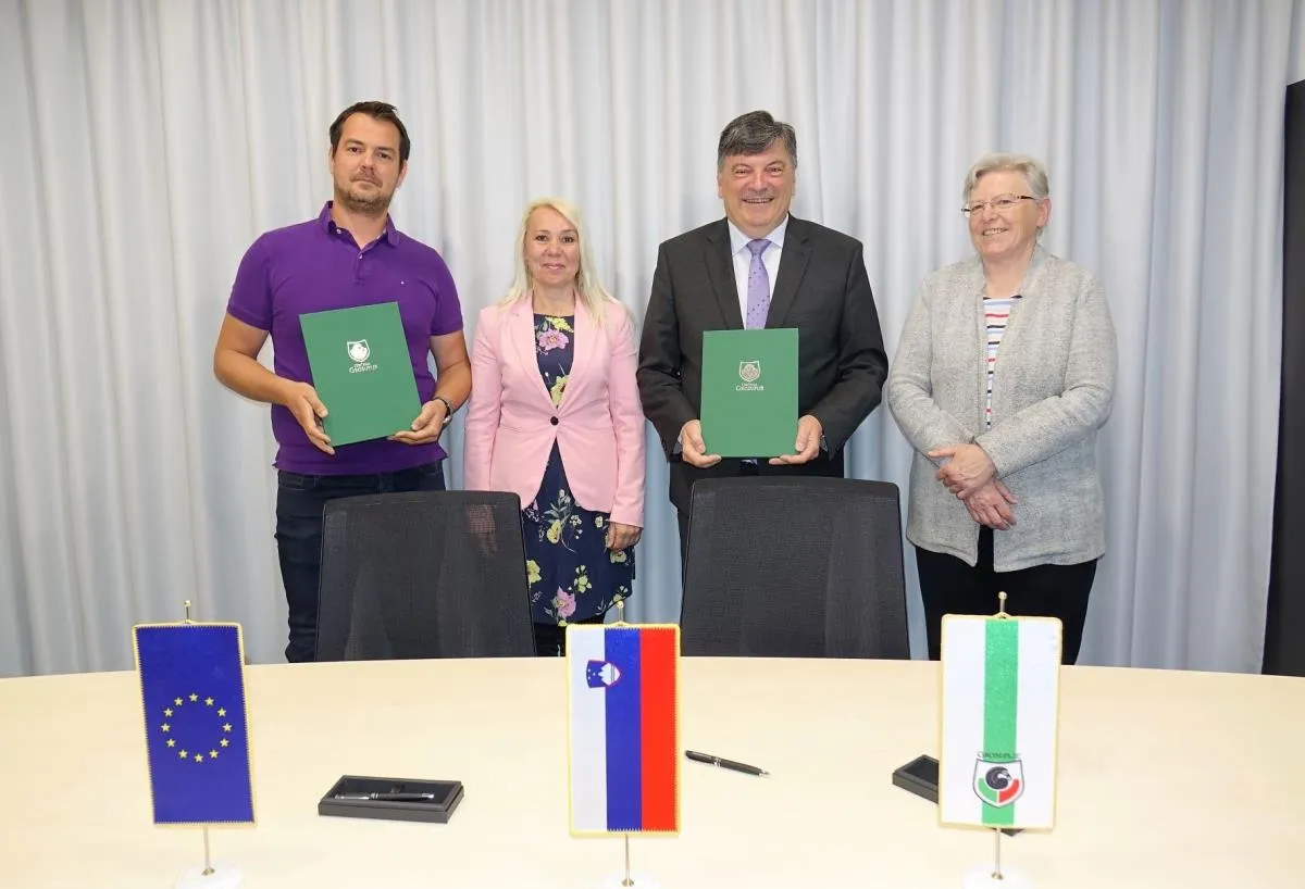 Podpis pogodbe za ureditev prostorov v stavbi lekarne pri Zdravstvenem domu Grosuplje