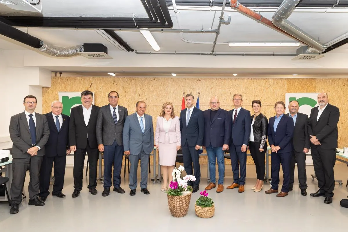 Podpis statuta in konvencije EZTS »Poti prihodnosti: Ljubljana - Novo mesto - Karlovec - Zagreb«