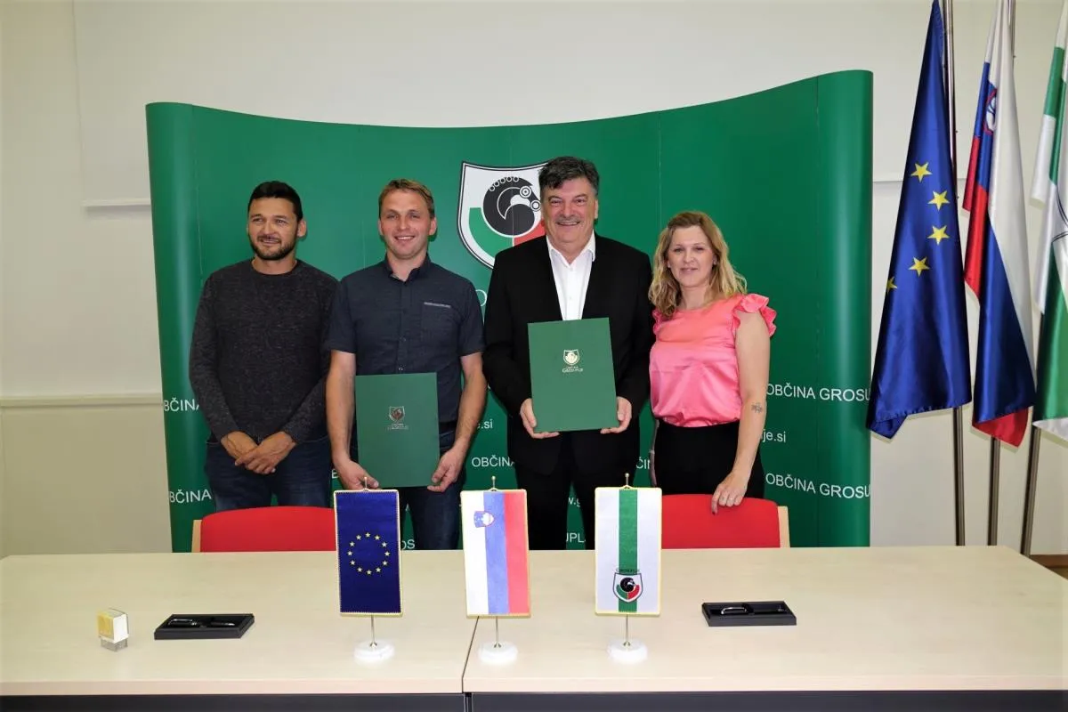 Pogodba za ureditev poti in vadbenega otoka na Koščakovem hribu podpisana