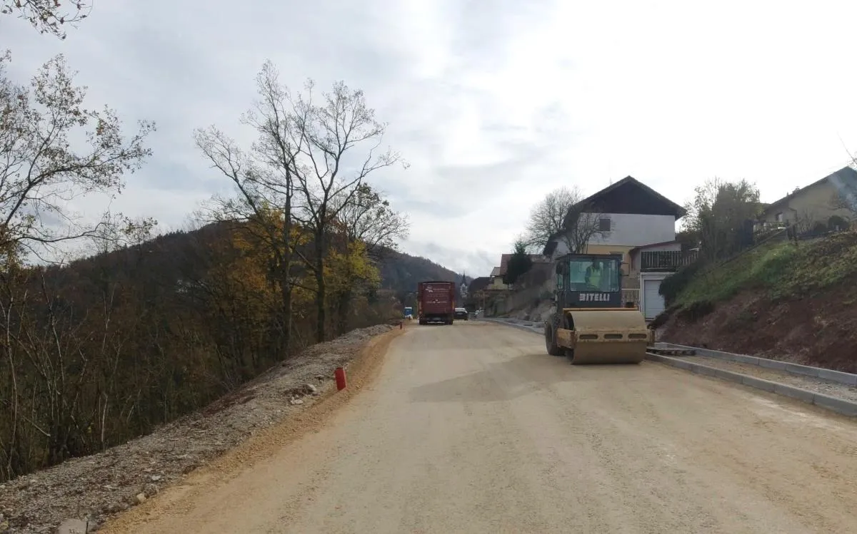 Pričenja se asfaltiranje ceste proti Spodnji Slivnici, jutri ter v ponedeljek in torek bo zato potrebna popolna zapora ceste