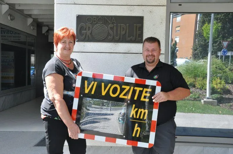 Prikazovalnik hitrosti »Vi vozite« tudi v bližini šole na Adamičevi cesti v Grosupljem