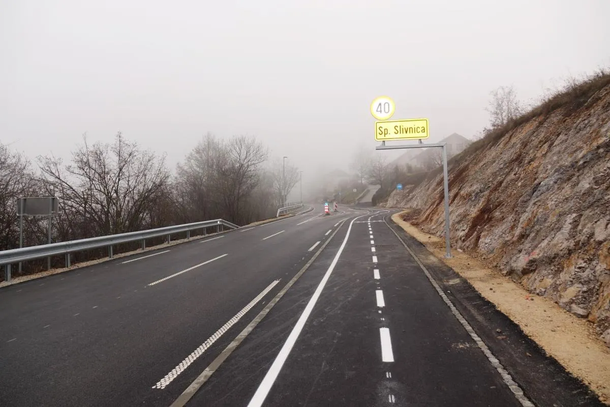 Proti Spodnji Slivnici že tudi po novem pločniku in kolesarski stezi