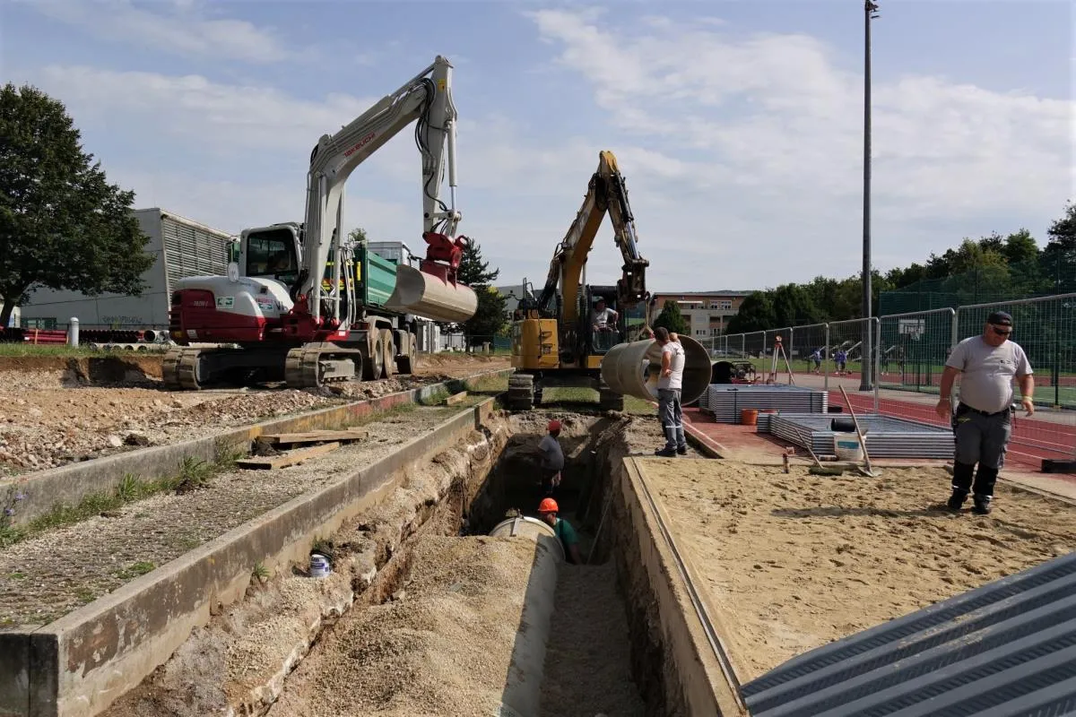S prestavitvijo komunalnih vodov za bodoči prizidek k Osnovni šoli Brinje Grosuplje se je že pričelo