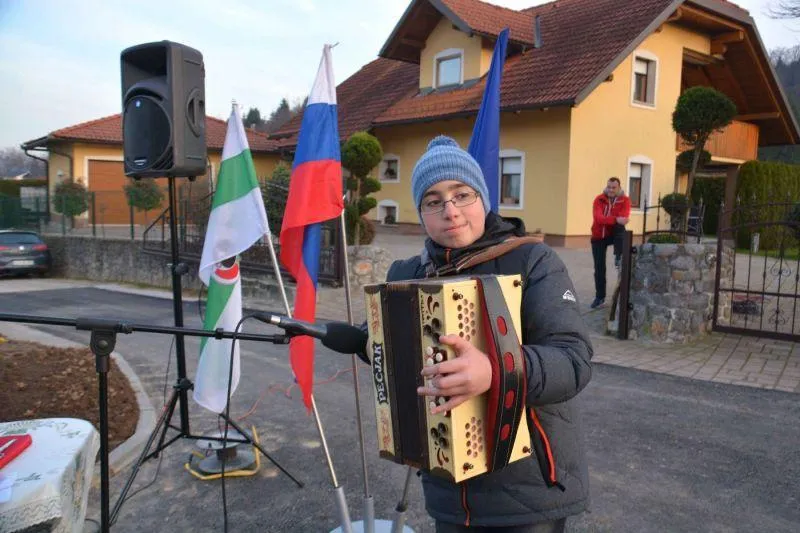 Slovesna otvoritev obnovljene ceste na Kobiljeku v Ponovi vasi