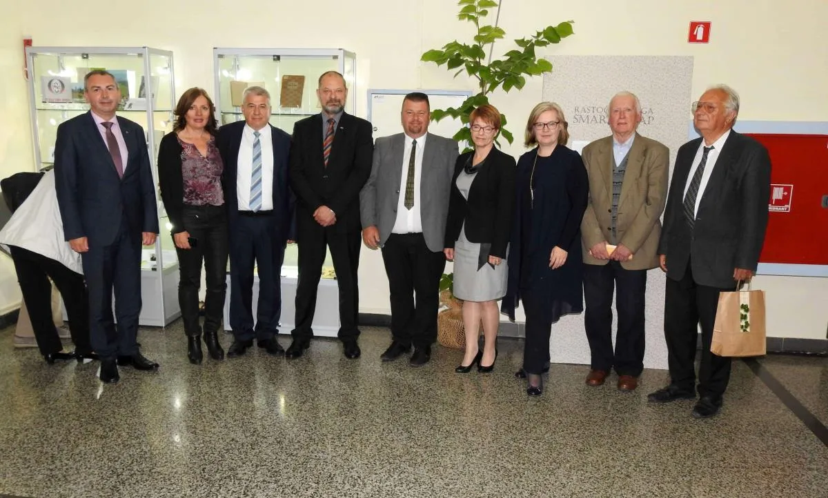 Slovesnost ob pridružitvi k projektu Rastoča knjiga in odprtju stalne razstave »Rastoča knjiga Šmarje – Sap«
