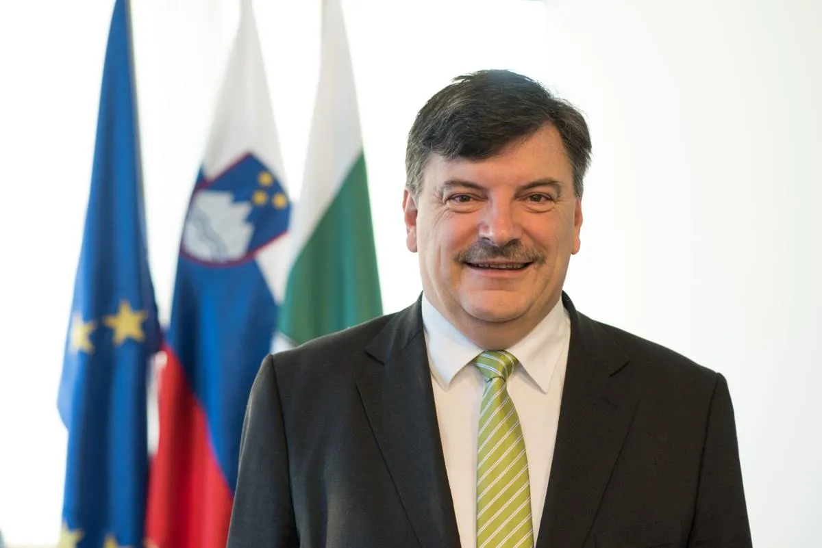 SPOŠTOVANE ŠOLARKE IN ŠOLARJI, ŠE POSEBEJ DRAGE PRVOŠOLKE IN PRVOŠOLCI, CENJENI STARŠI, SPOŠTOVANE UČITELJICE IN UČITELJI TER OSTALI STROKOVNI SODELAVCI!