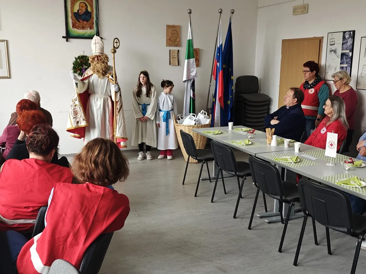 Starejše v Škocjanu z obiskom presenetil sv. Miklavž