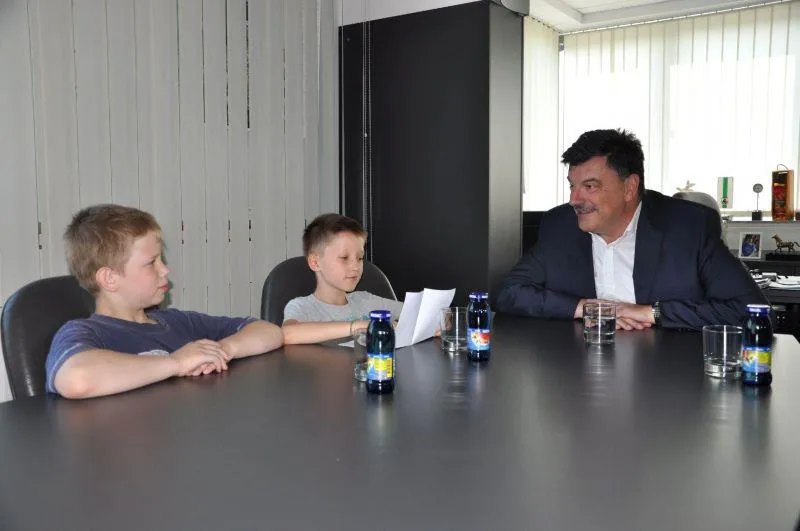 Učenca Žak in Tilen iz 4. razreda Osnovne šole Brinje Grosuplje v občinski hiši obiskala župana dr. Petra Verliča