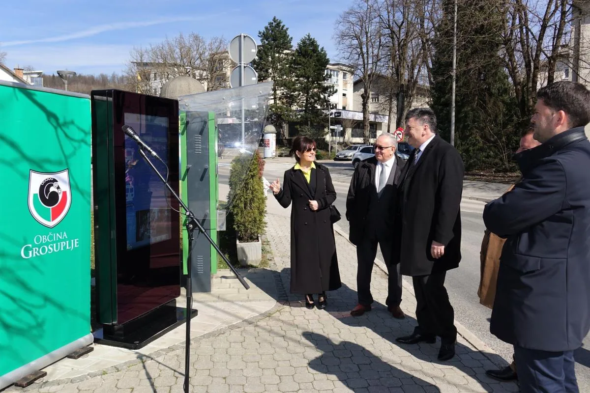 V Grosupljem in na Škofljici stojita pametna interaktivna prikazovalnika integriranega javnega prevoza, prva v Sloveniji