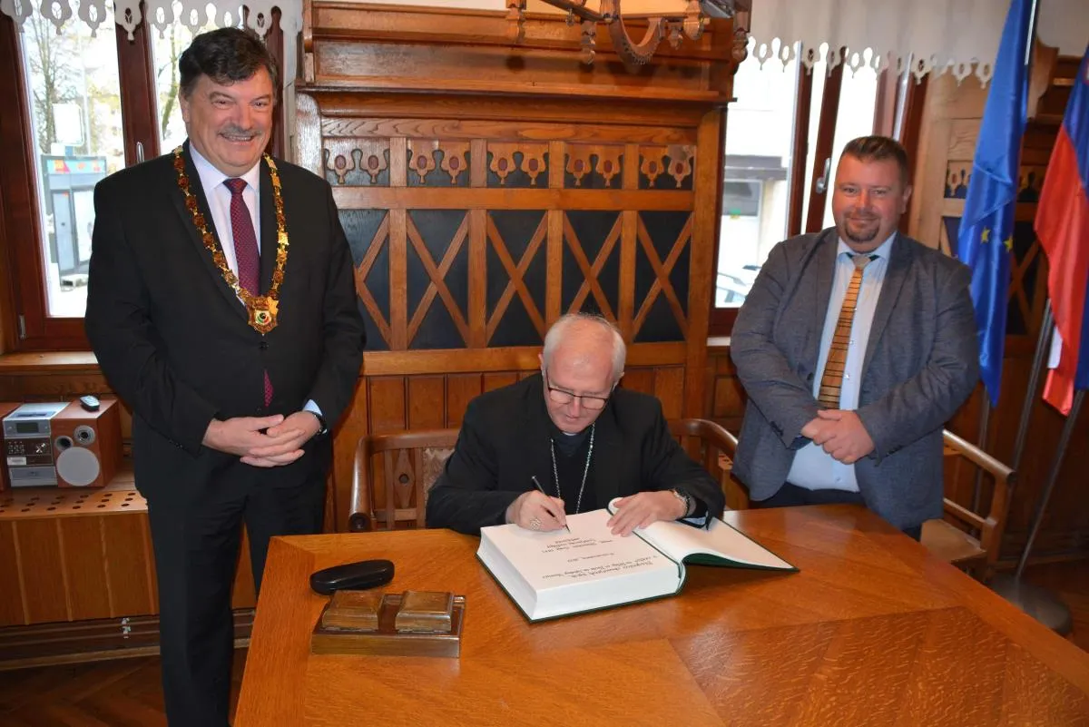 V SPOMINSKO KNJIGO OBČINE GROSUPLJE SE JE VPISAL TUDI LJUBLJANSKI NADŠKOF METROPOLIT MSGR. STANISLAV ZORE