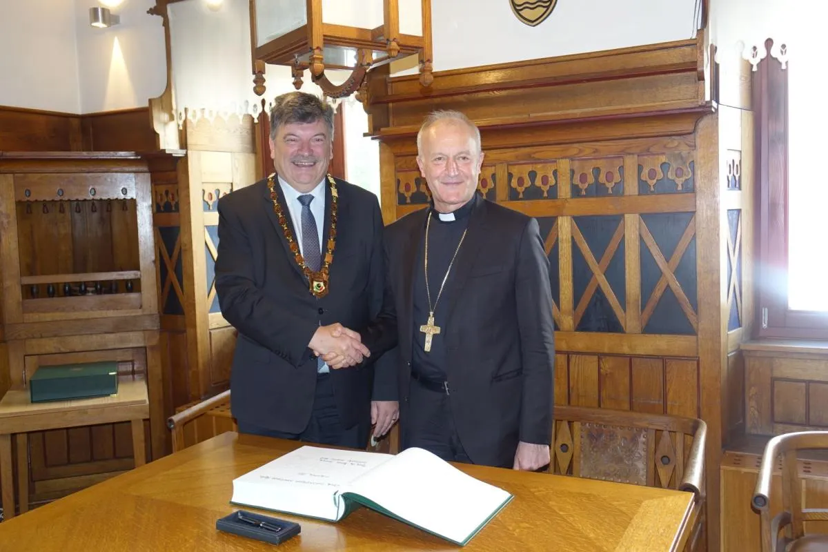 V SPOMINSKO KNJIGO OBČINE GROSUPLJE SE JE VPISAL TUDI LJUBLJANSKI POMOŽNI ŠKOF MSGR. DR. ANTON JAMNIK