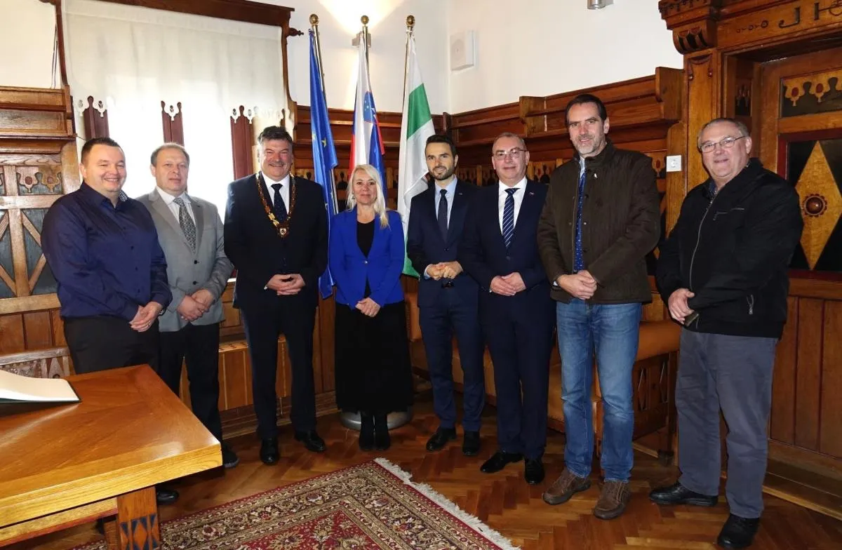 V SPOMINSKO KNJIGO OBČINE GROSUPLJE SE JE VPISAL TUDI POSLANEC DRŽAVNEGA ZBORA MAG. MATEJ TONIN