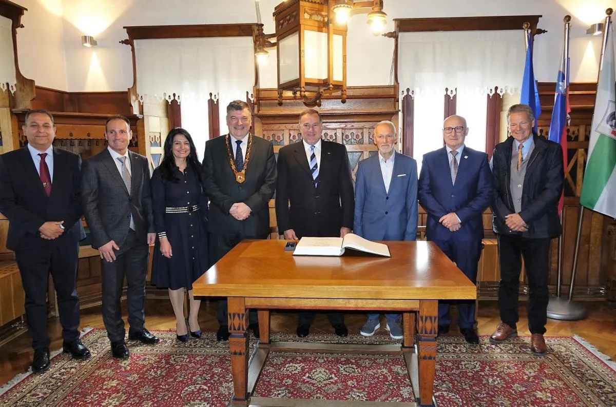 V SPOMINSKO KNJIGO OBČINE GROSUPLJE SE JE VPISAL TUDI PREDSEDNIK EVROPSKIH OLIMPIJSKIH KOMITEJEV SPYROS CAPRALOS