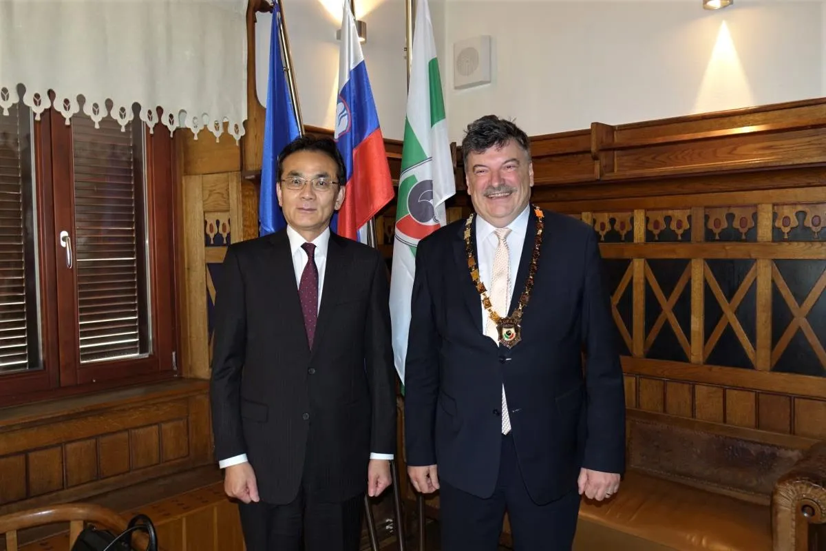 V SPOMINSKO KNJIGO OBČINE GROSUPLJE SE JE VPISAL TUDI VELEPOSLANIK JAPONSKE NJ. EKSC. G. HIROMICHI MATSUSHIMA