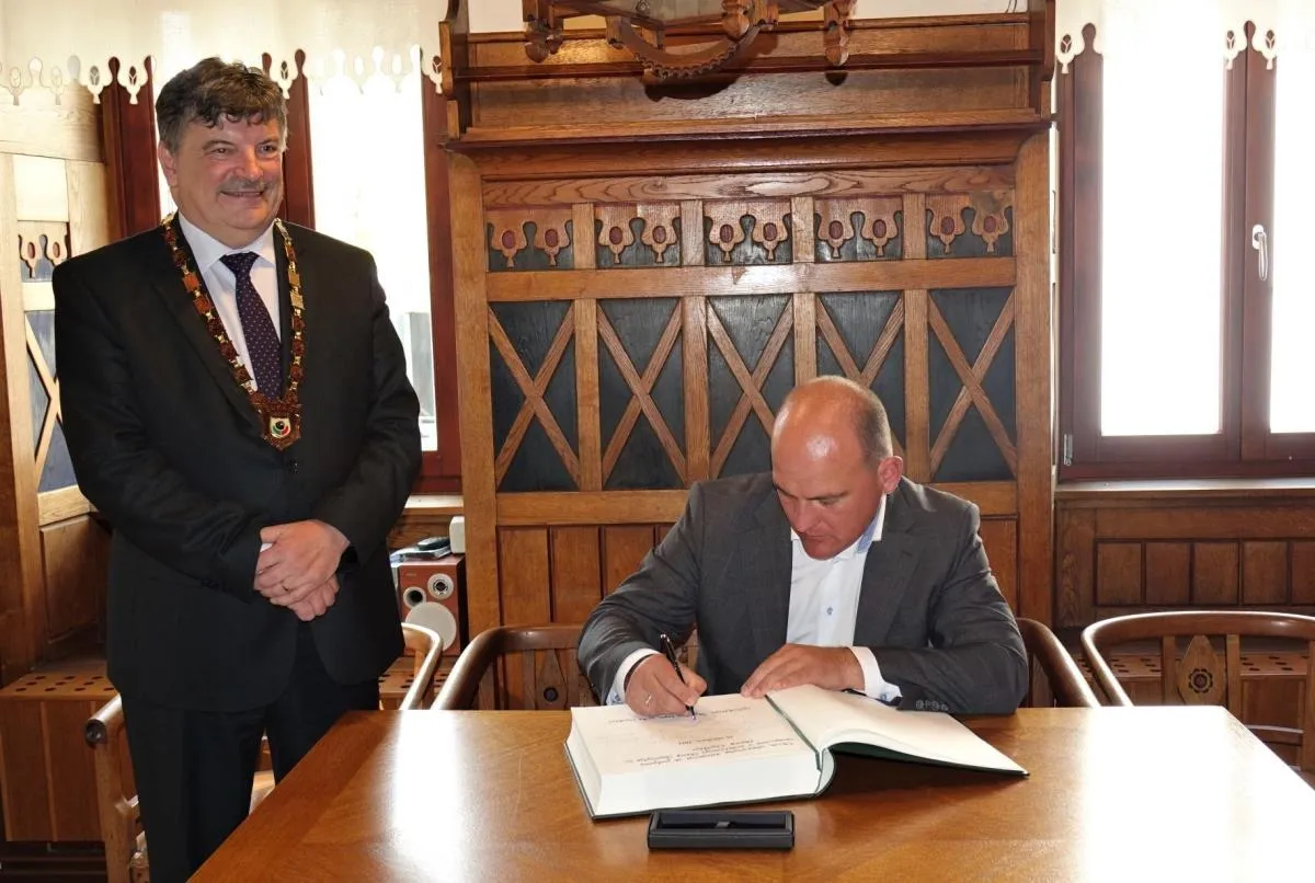 V SPOMINSKO KNJIGO OBČINE GROSUPLJE SE JE VPISAL TUDI ŽUPAN UKRAJINSKE OBČINE CHORTKIV VOLODYMYR SHMATKO