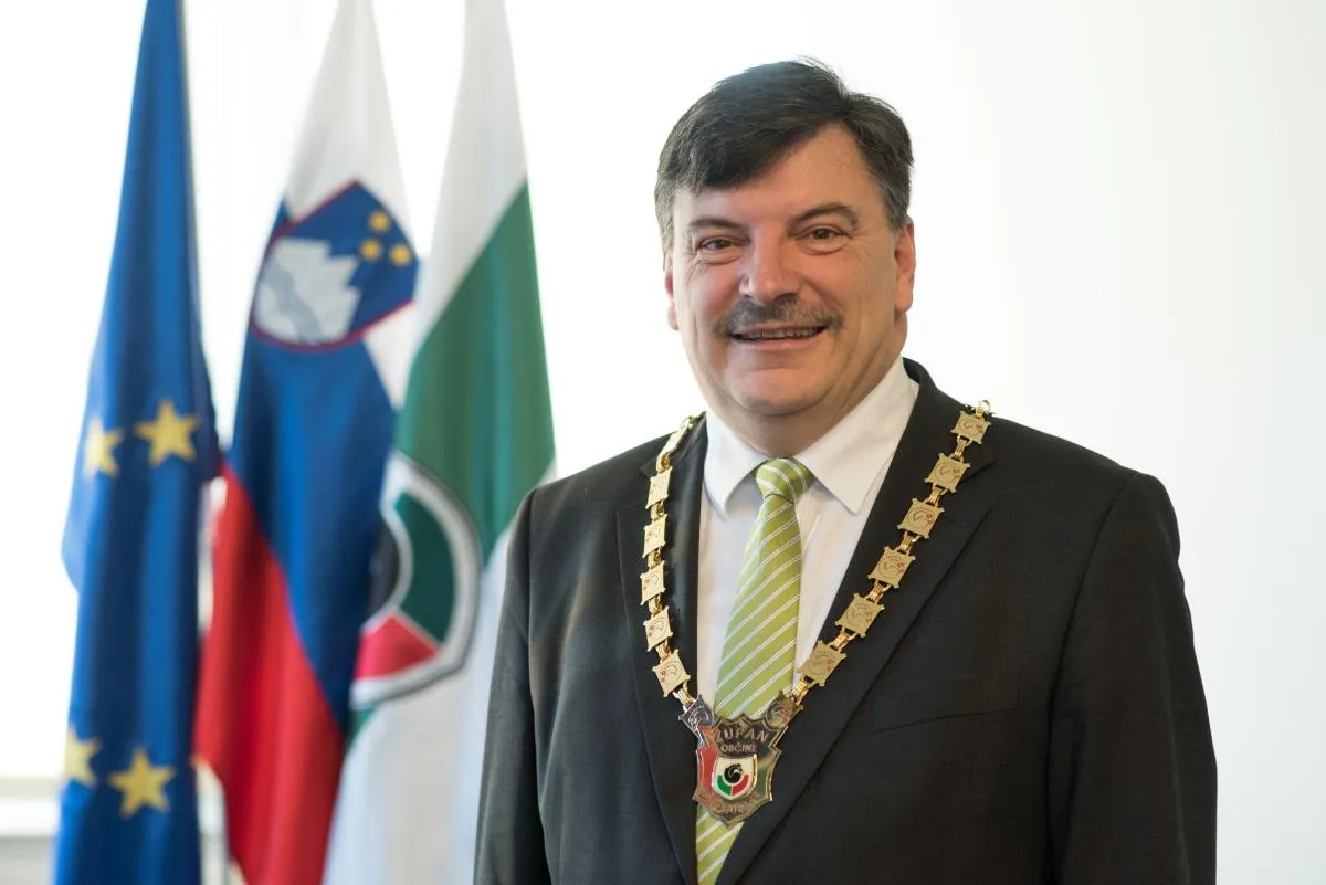 Z uveljavitvijo Družinskega zakonika ima pooblastilo za sklepanje zakonskih zvez na območju naše občine tudi naš župan dr. Peter Verlič