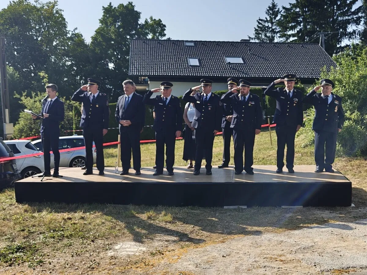 Župan dr. Peter Verlič gasilkam in gasilcem PGD Polica ob 100-letnici društva iskreno čestital