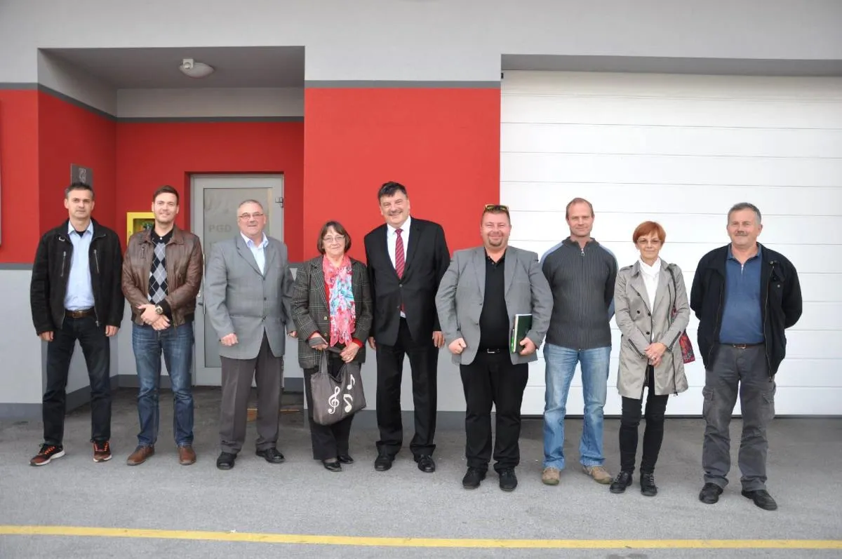 Župan dr. Peter Verlič in direktor občinske uprave mag. Dušan Hočevar sta se srečala s predsednikom Janezom Svetkom in ostalimi člani Sveta Krajevne skupnosti Mlačevo