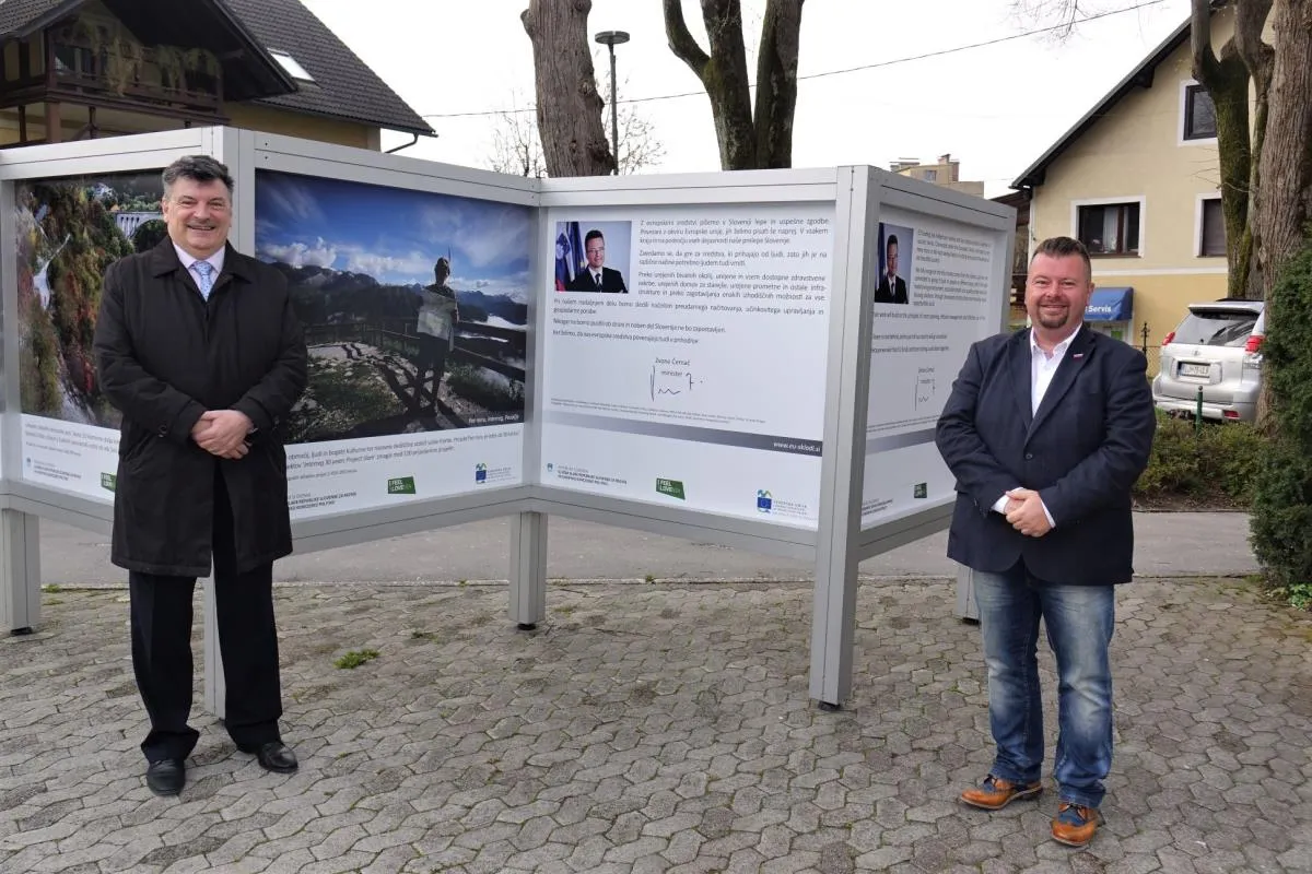Župan dr. Peter Verlič in direktor občinske uprave mag. Dušan Hočevar sta si ogledala fotografsko razstavo Evropska sredstva povezujejo