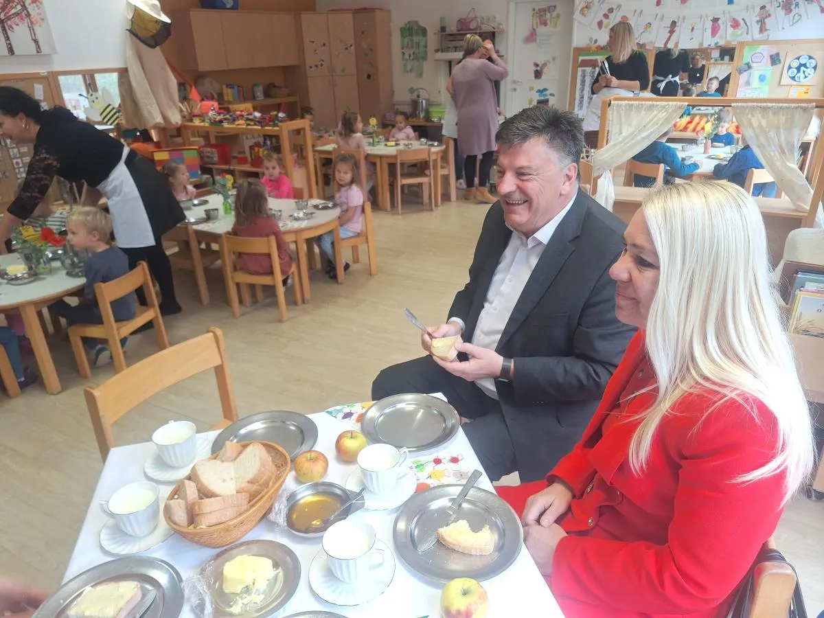 Župan dr. Peter Verlič in direktorica uprave Zdenka Grozde sta se otrokom v vrtcu Kosobrin pridružila na tradicionalnem slovenskem zajtrku