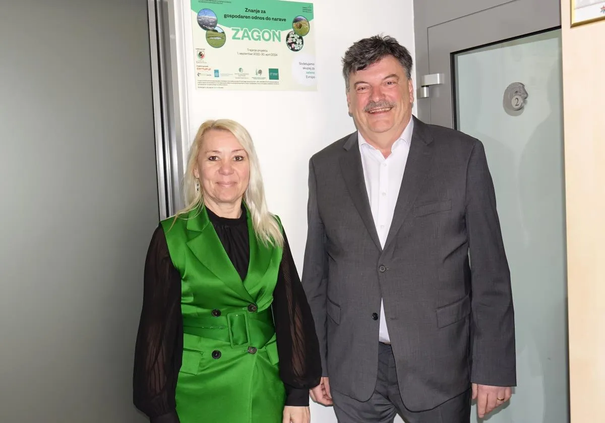 Župan dr. Peter Verlič in direktorica Zdenka Grozde na vhodu Občine Grosuplje odkrila novo informacijsko ploščo o projektu Znanje za gospodaren odnos do narave - ZAGON