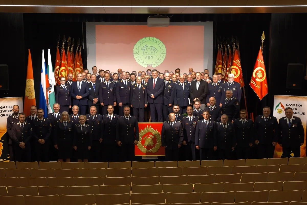 Župan dr. Peter Verlič je gasilkam in gasilcem ob praznovanju 70-letnice Gasilke zveze Grosuplje iskreno čestital: »Vemo, da so izzivi sodobnega časa zahtevni in občina Grosuplje vam bo trdno stala ob strani tudi v prihodnje«