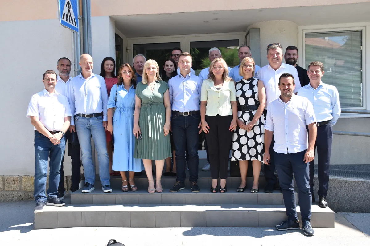 Župan dr. Peter Verlič se je v Ozlju, na Hrvaškem, udeležil sestanka na temo rekonstrukcije železniške proge Karlovec – Ozalj – Bubnjarci z določitvijo voznih redov in uvedbe mednarodnega vlaka na progi Ljubljana – Novo mesto – Metlika – Karlovec