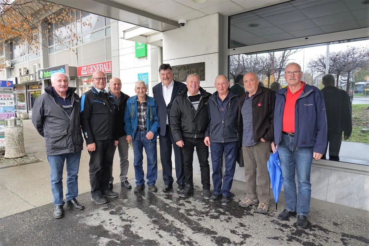 Župan dr. Peter Verlič sprejel veterane PGD Ponova vas, podprvake pokalnega gasilskega tekmovanja