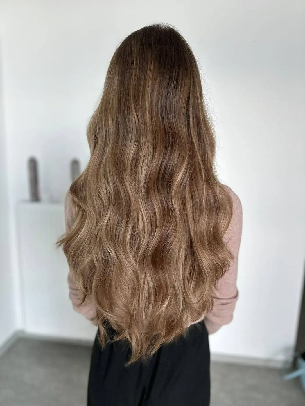 Dolgi valoviti lasje, delo salona Hair Room Neli