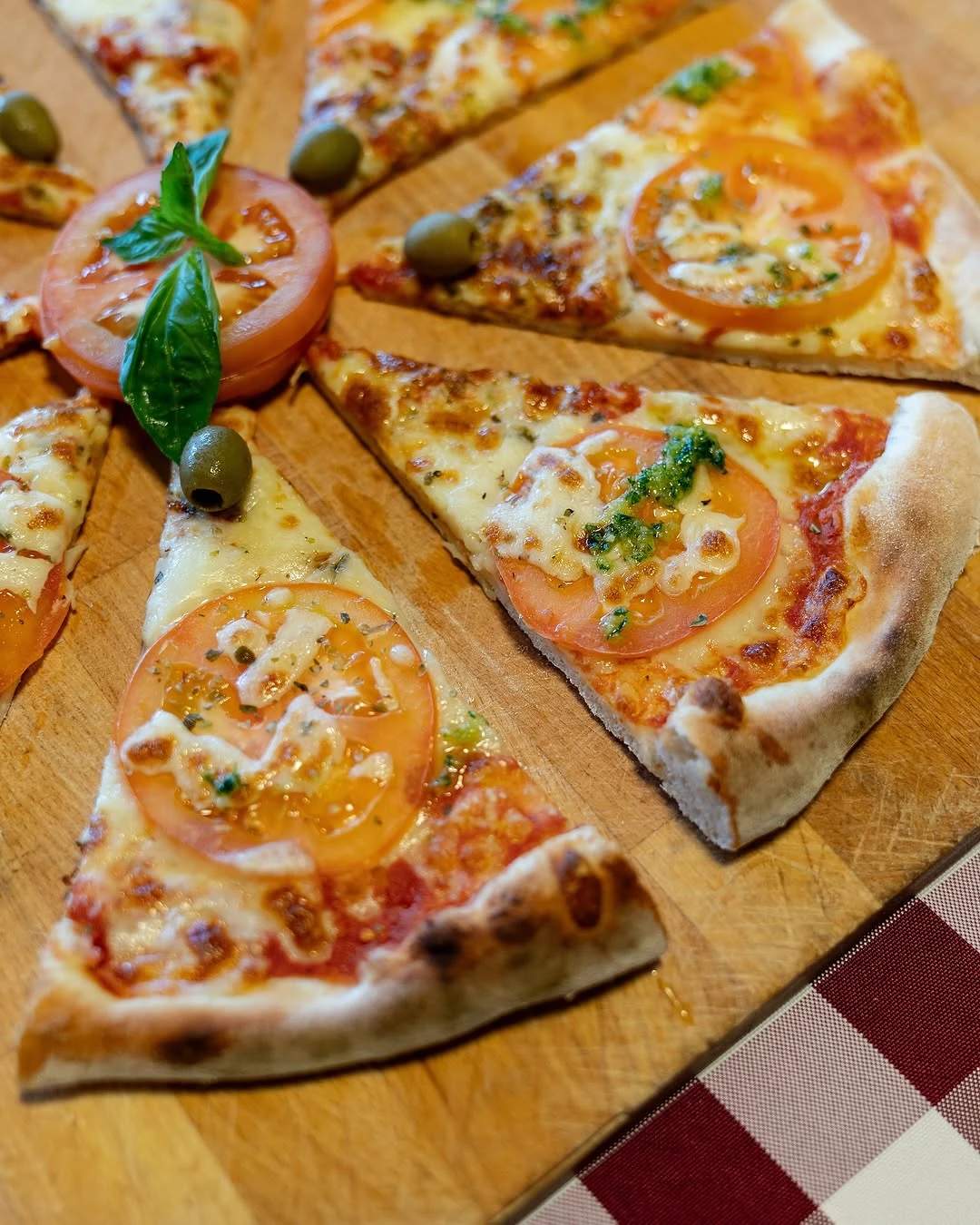 Pizza con pomodoro e basilico