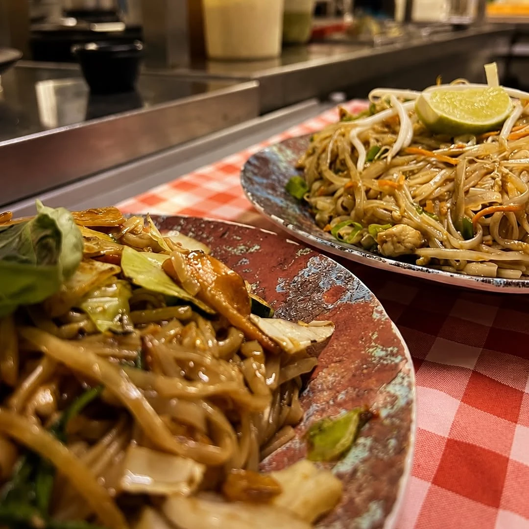 Noodles thailandesi e verdure fresche