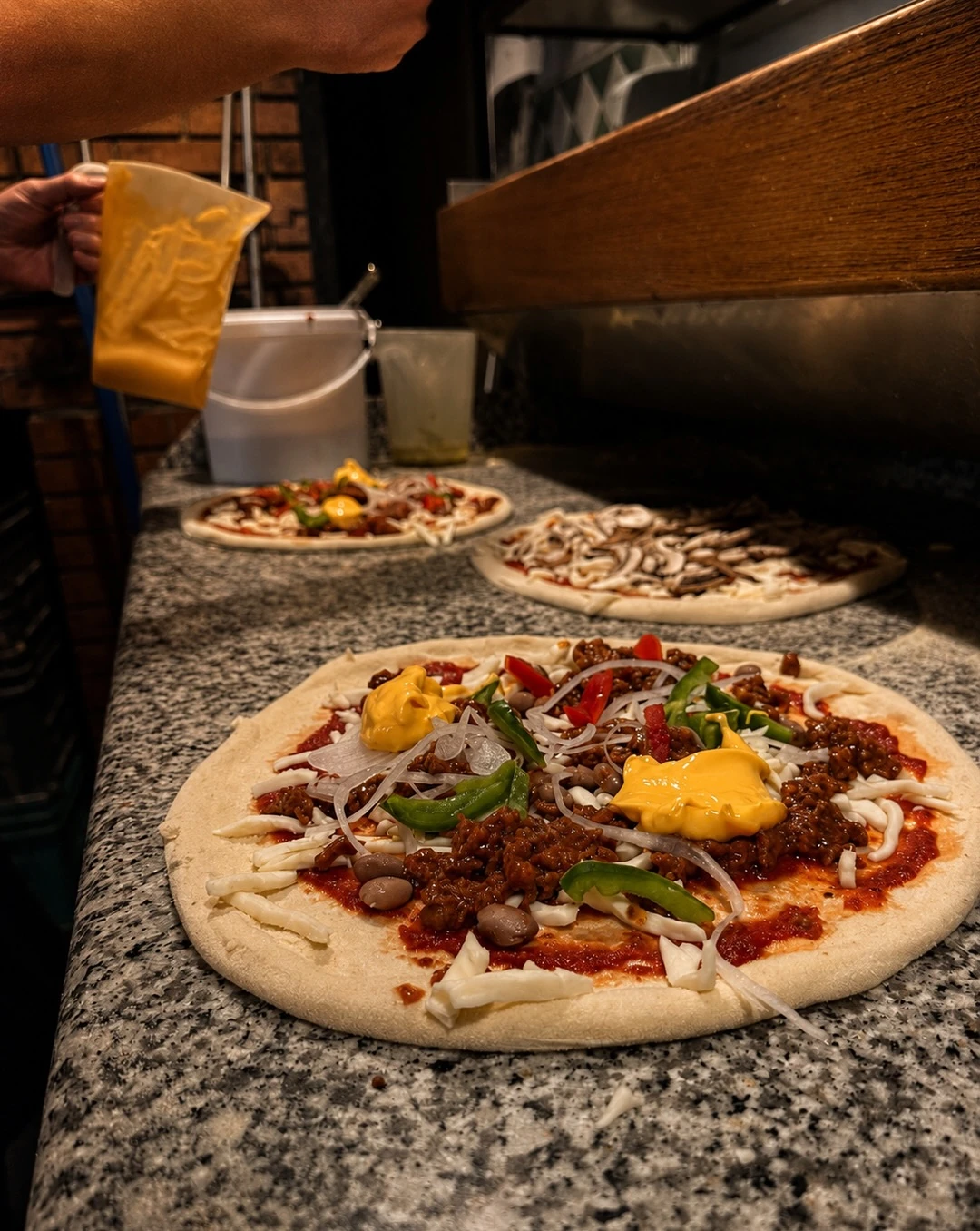 Preparazione delle pizze da Kratochwill