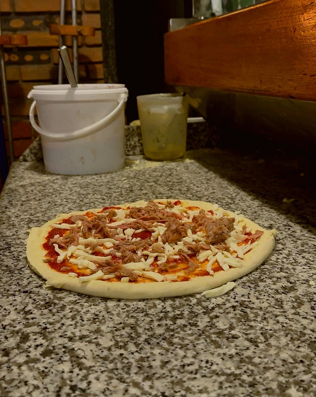 Pizza appena preparata