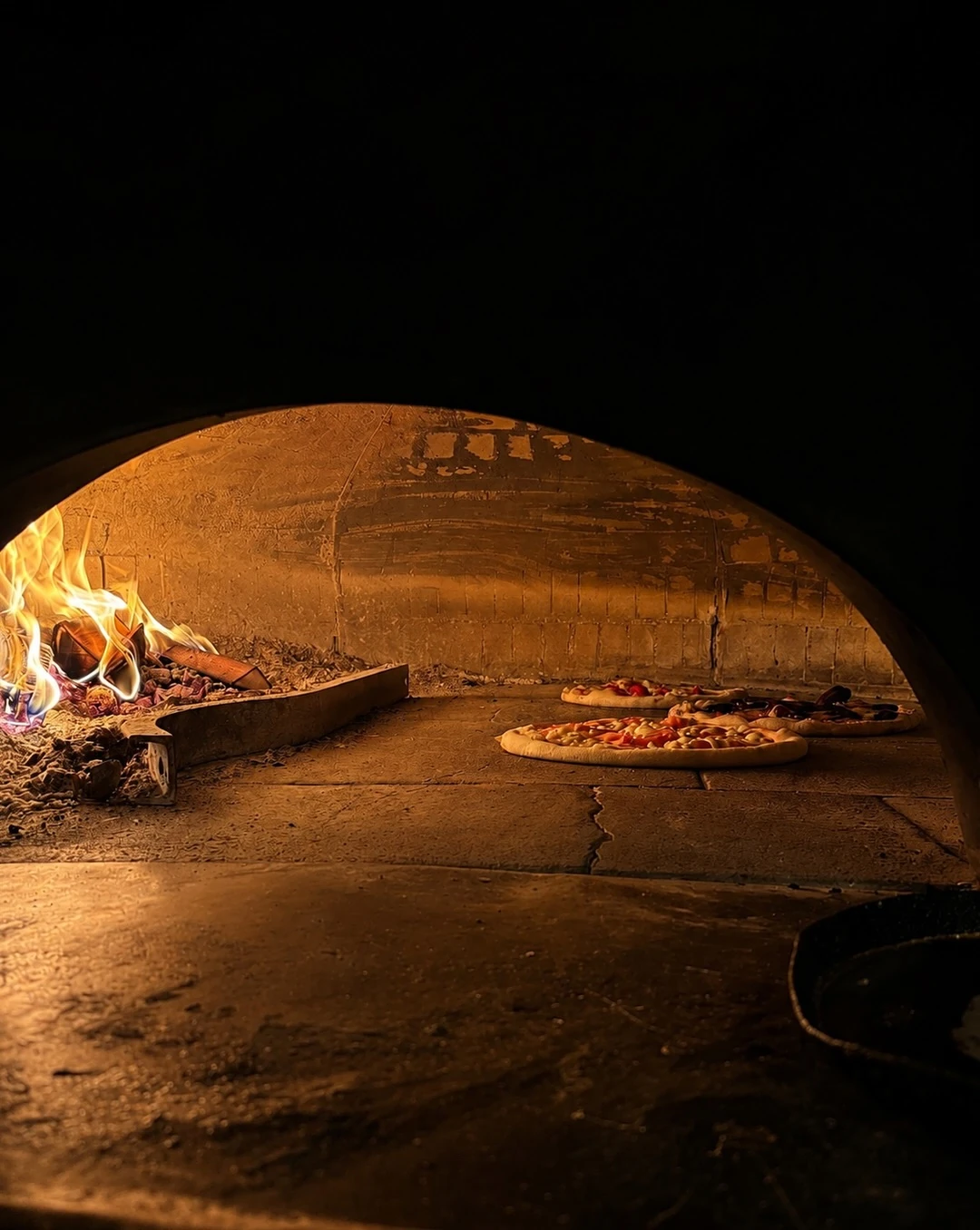 Il fuoco nel forno a legna
