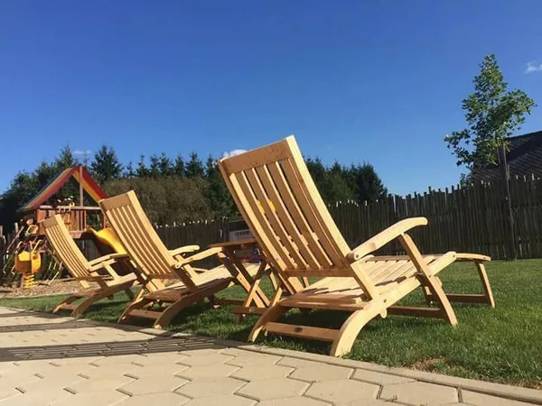 Leseni ležalniki na vrtu