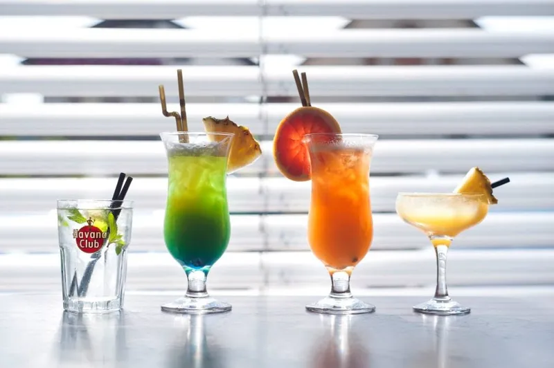 Cocktaili na barskem pultu