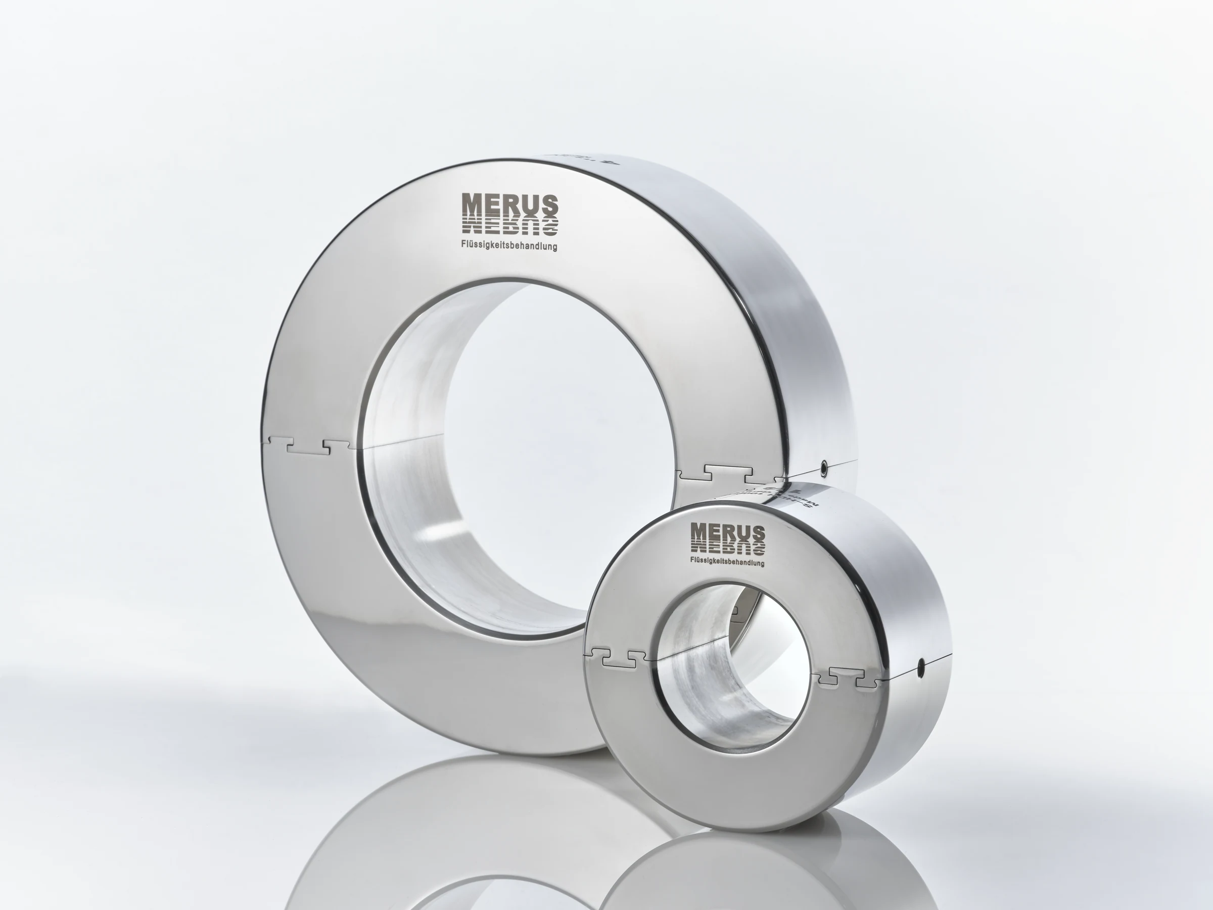 Merus Rings in two sizes
